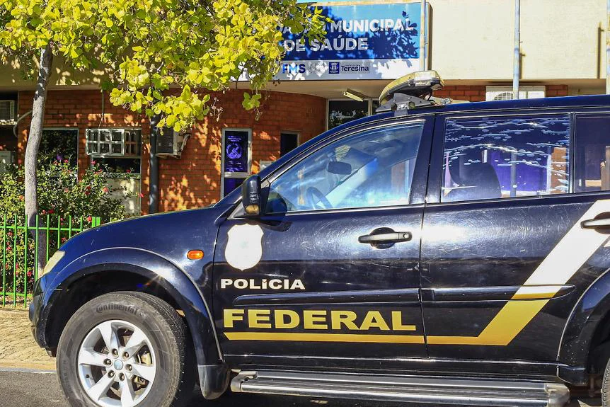 PF na frente da FMS em Teresina