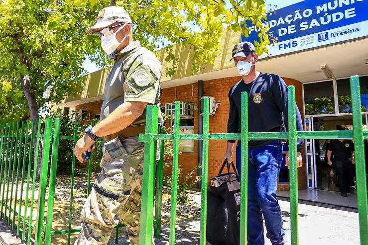 Policia federal durante busca e apreensão na FMS