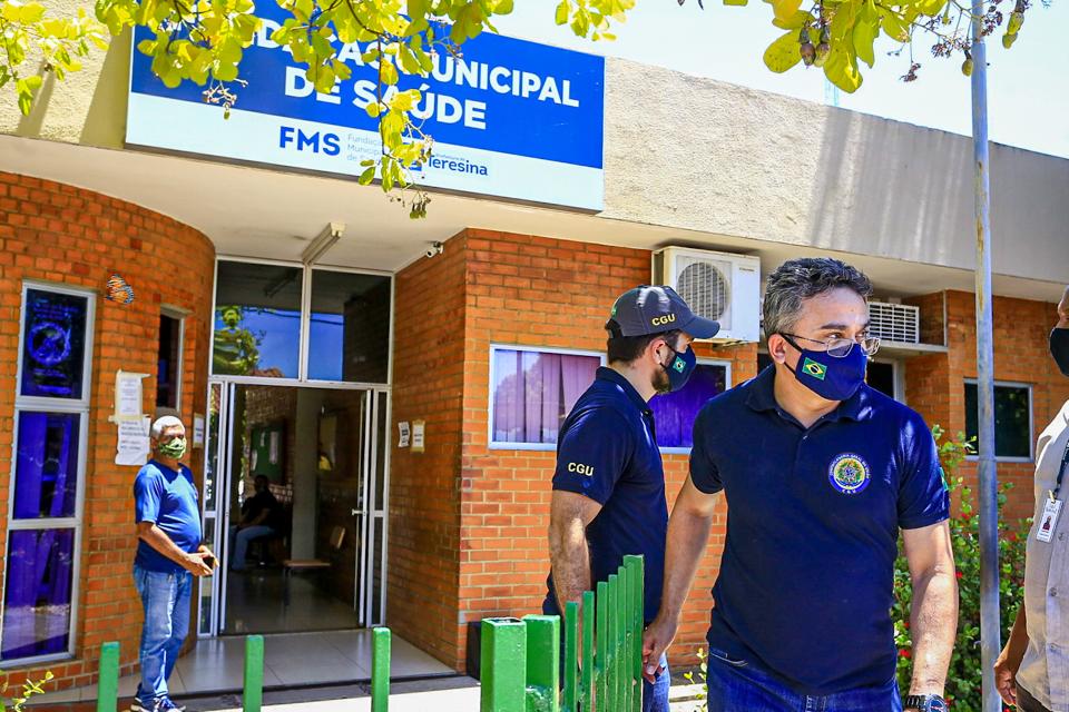 Policiais federais durante operação 