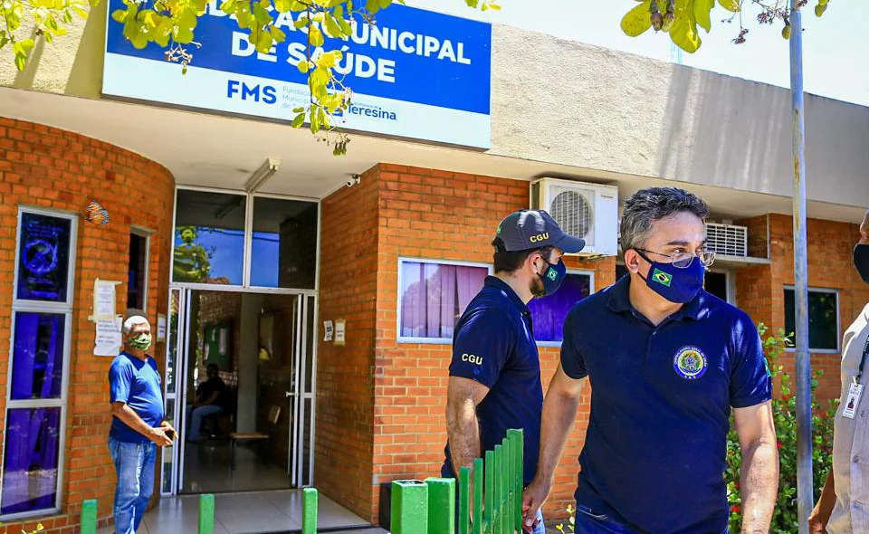 Policiais federais durante operação 