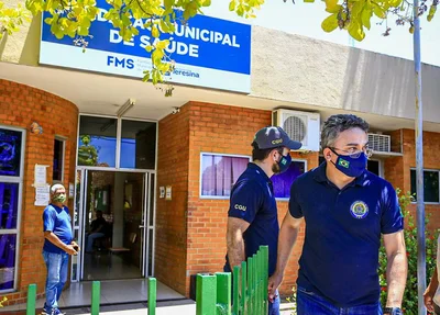 Policiais federais durante operação 