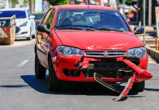 Acidente envolvendo carro e moto na zona leste de Teresina