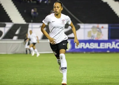 Atacante Adriana Silva