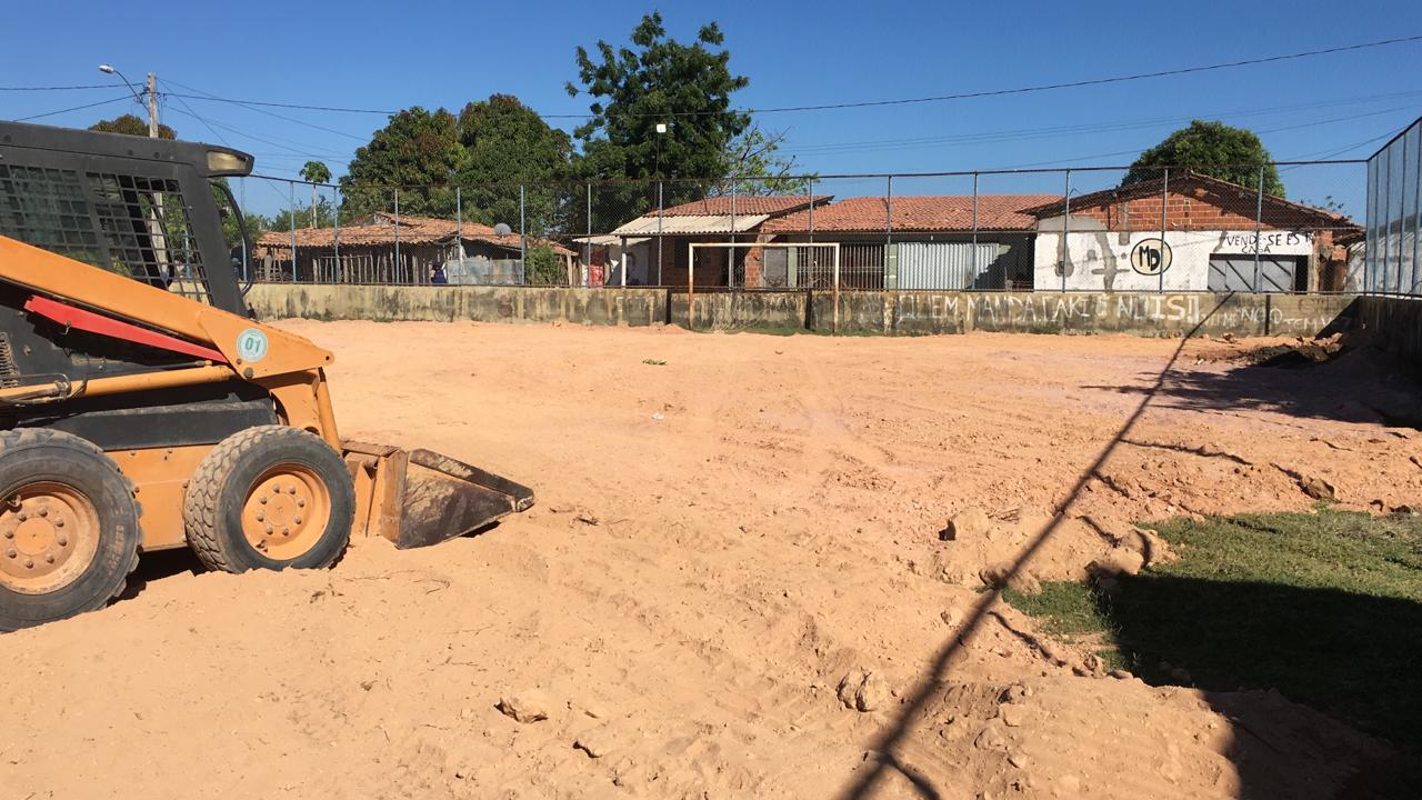 Obras no campo de futebol no bairro Nova Brasília