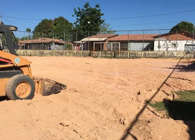 Obras no campo de futebol no bairro Nova Brasília