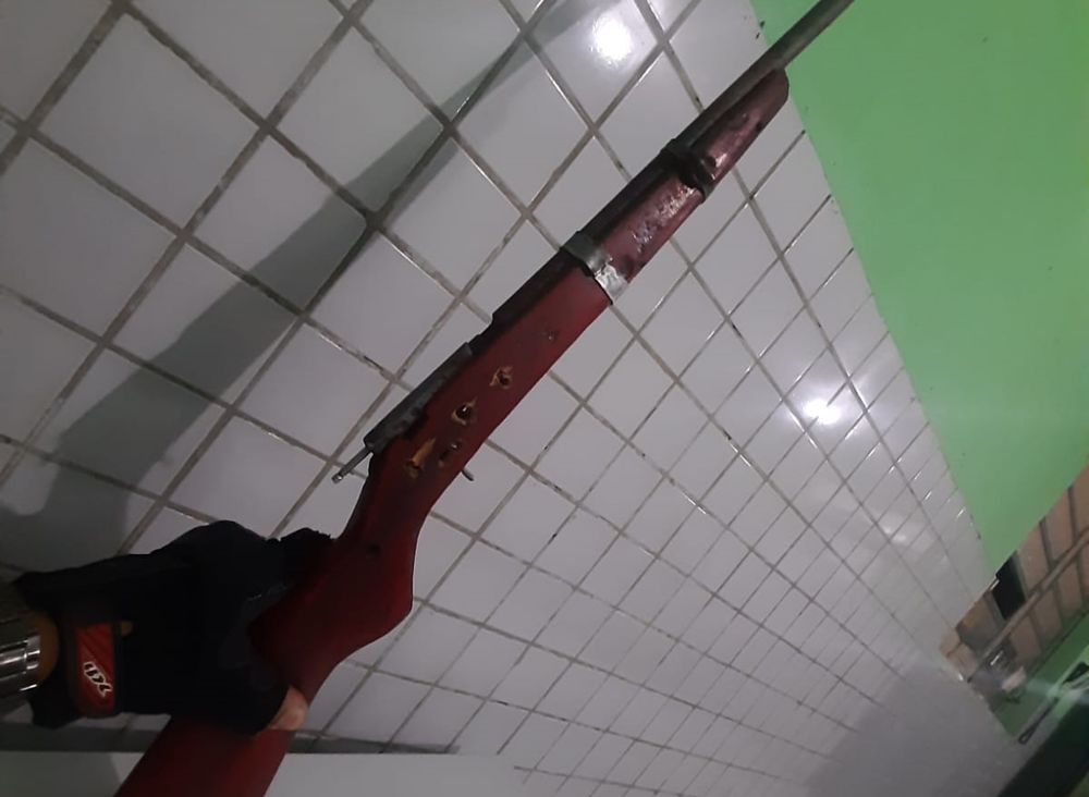 Arma de fabricação caseira encontrada com o menor