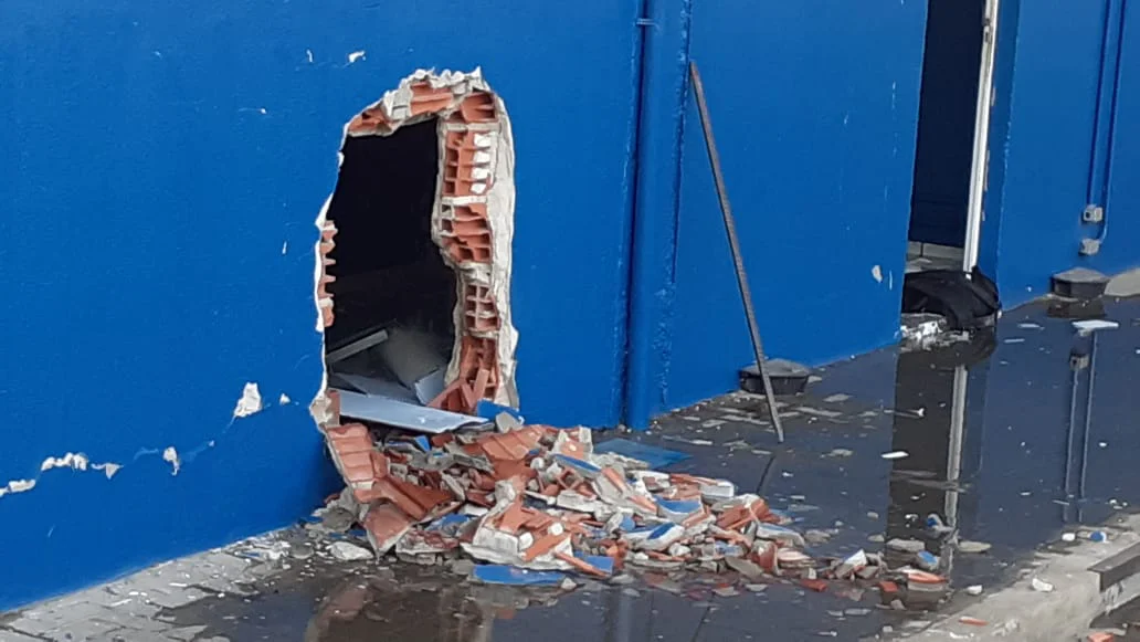 Criminosos fizeram um buraco na parede