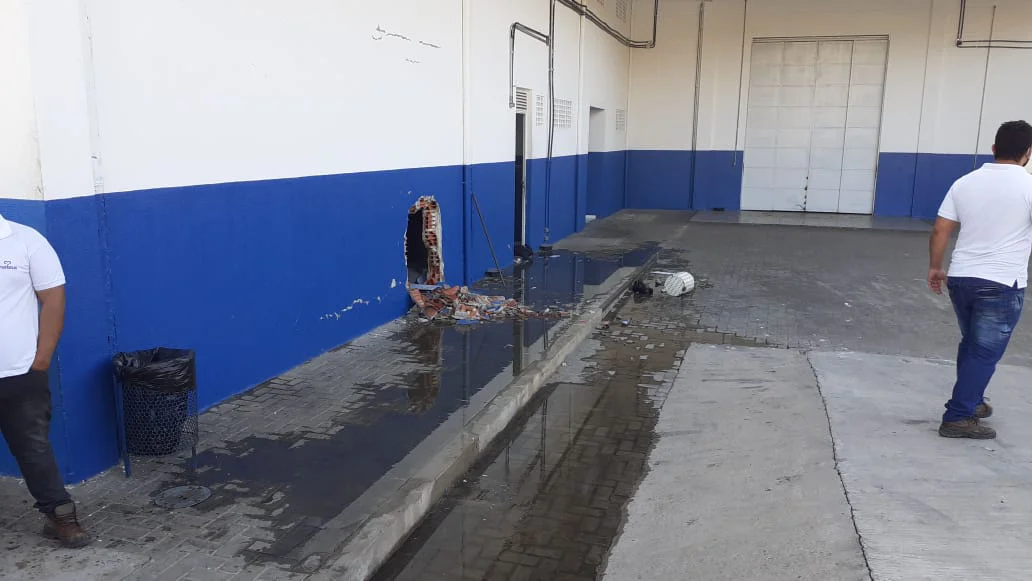Criminosos quebraram a parede