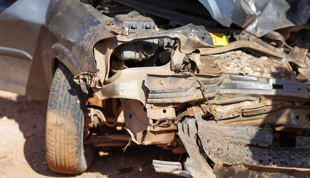 Frente do veículo de pequeno porte destruída