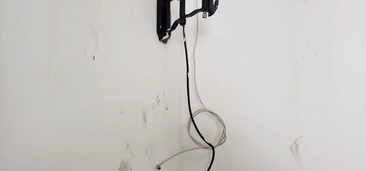 Suporte onde ficava a televisão roubada pelo criminoso