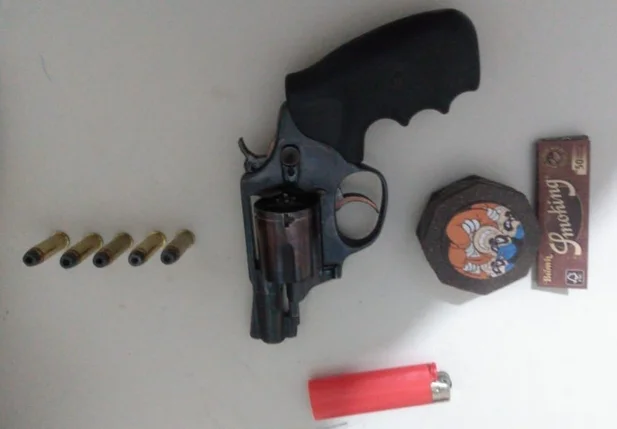 Arma e drogas apreendidas pela Polícia Militar em Picos