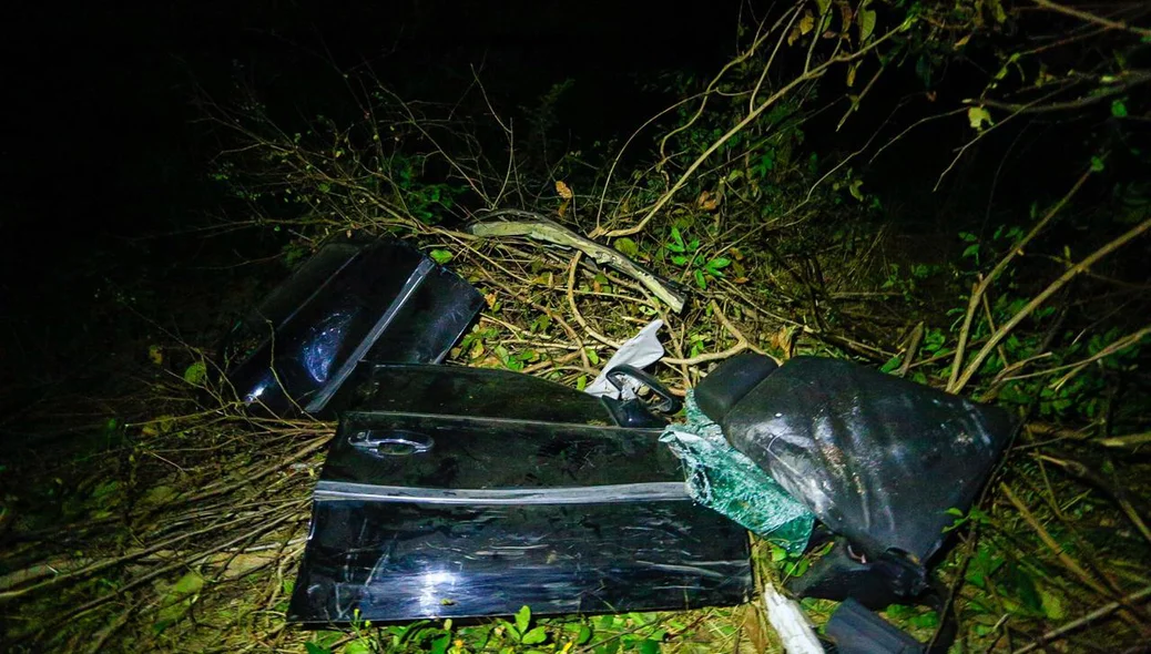 Destroços do veículo de passeio