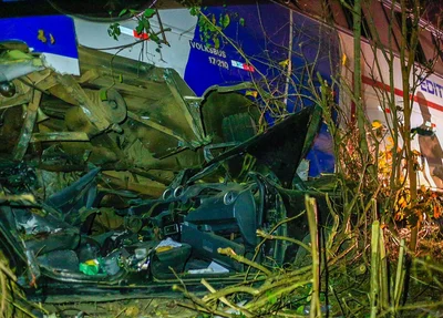 Ônibus colidiu com dois carros