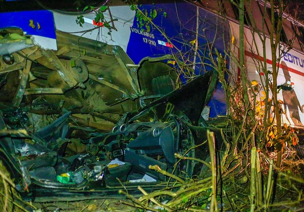 Ônibus colidiu com dois carros