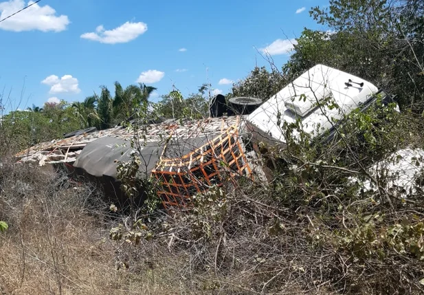 A carreta e o carro foram parar fora da pista