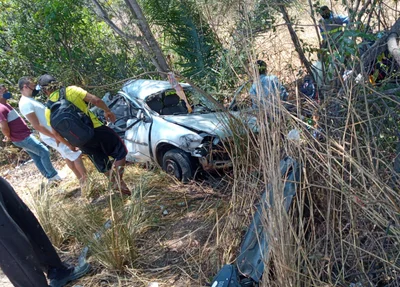 Acidente entre carreta e carro deixa três feridos em Monsenhor Gil