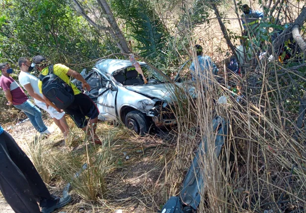Acidente entre carreta e carro deixa três feridos em Monsenhor Gil