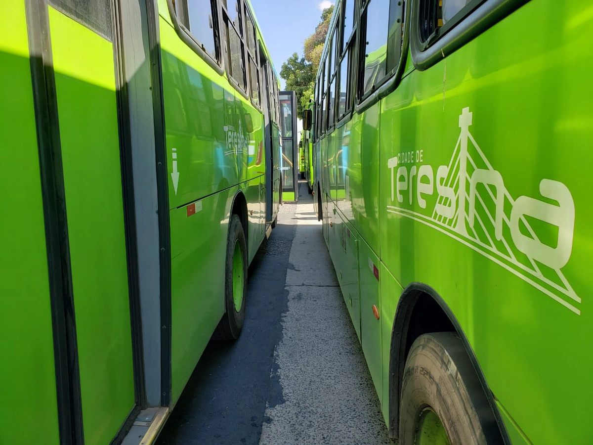 Motoristas e cobradores de ônibus realizam manifestação em Teresina