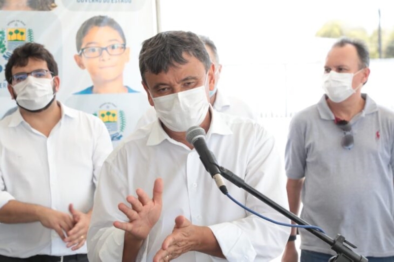 Wellington Dias e sua comitiva em Parnaíba