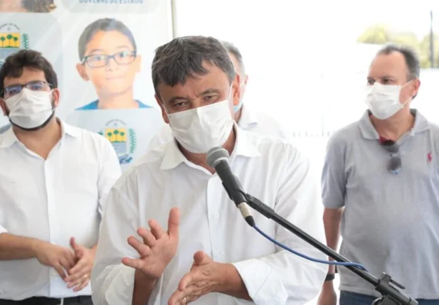 Wellington Dias e sua comitiva em Parnaíba