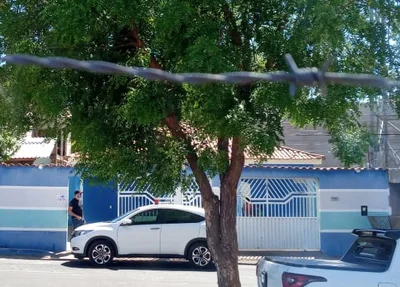Agentes da PC DF na residência de Uintino Borges, em Monte Alegre do Piauí