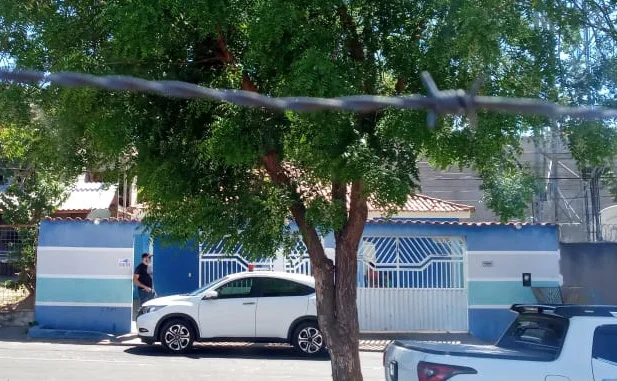 Agentes da PC DF na residência de Uintino Borges, em Monte Alegre do Piauí