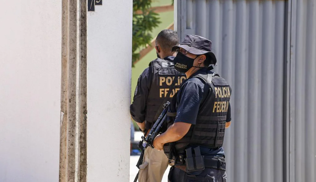 Agentes da Polícia Federal cumprem mandado na Operação Integração