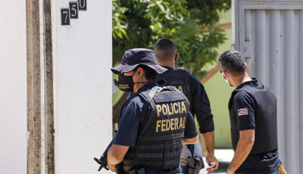 Agentes da Polícia Federal entrando no imóvel ligado ao investigado