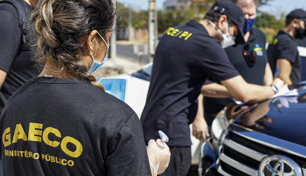 Equipe do Gaeco durante mandados de busca