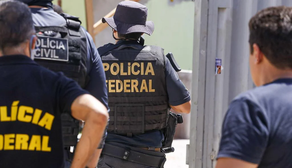 Policiais federais cumprem mandado de busca e apreensão no bairro Parque Alvorada