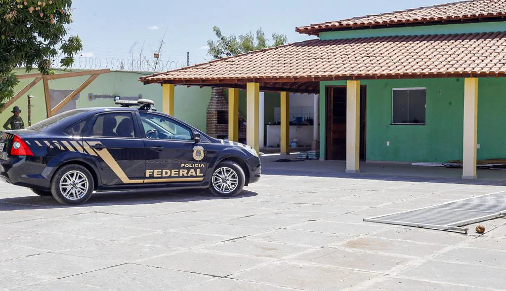 Viatura da PF em um dos endereços da Operação Integração