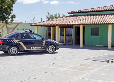 Viatura da PF em um dos endereços da Operação Integração