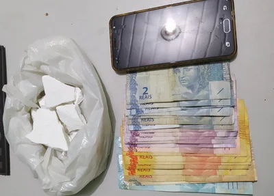 Cocaína, dinheiro e celular apreendido com o suspeito