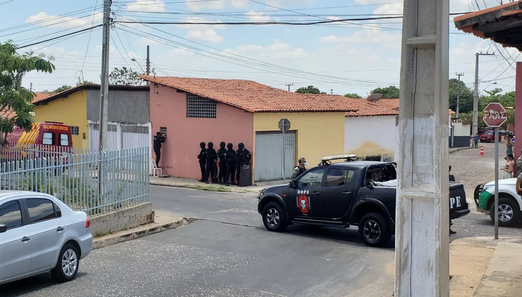 Equipes da PM, Bope e do Corpo de Bombeiros no local