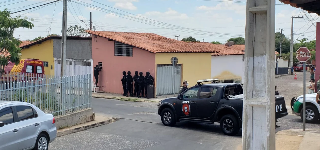 Equipes da PM, Bope e do Corpo de Bombeiros no local
