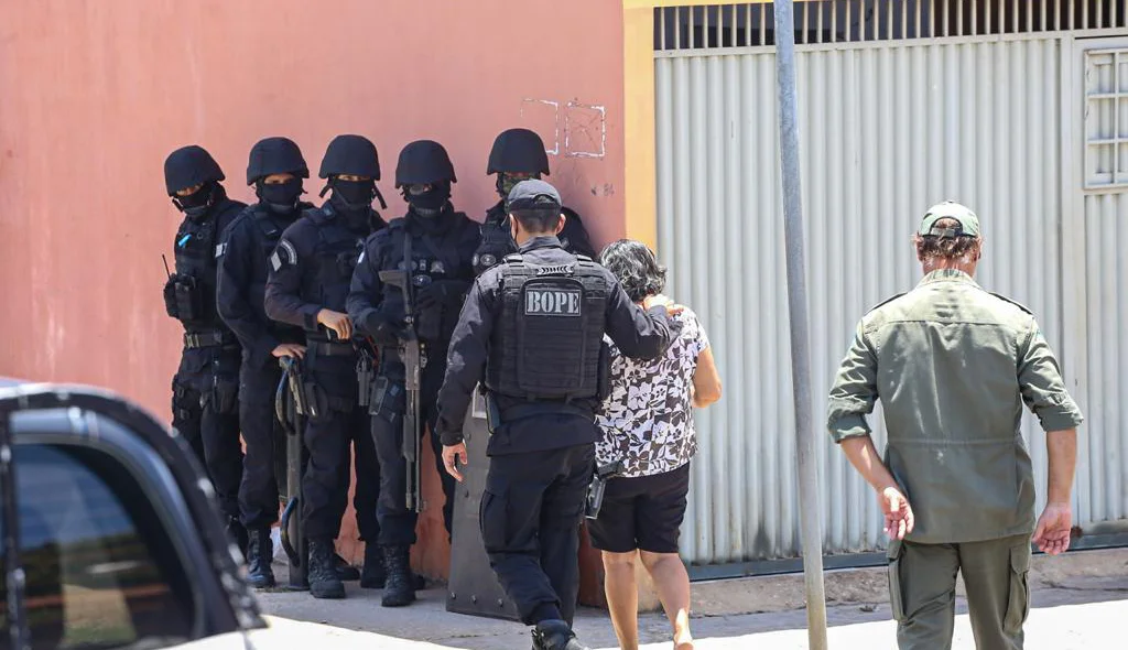 Mãe do homem sendo conduzida para negociação