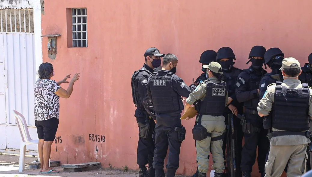 Mãe do homem tentando negociar com ele