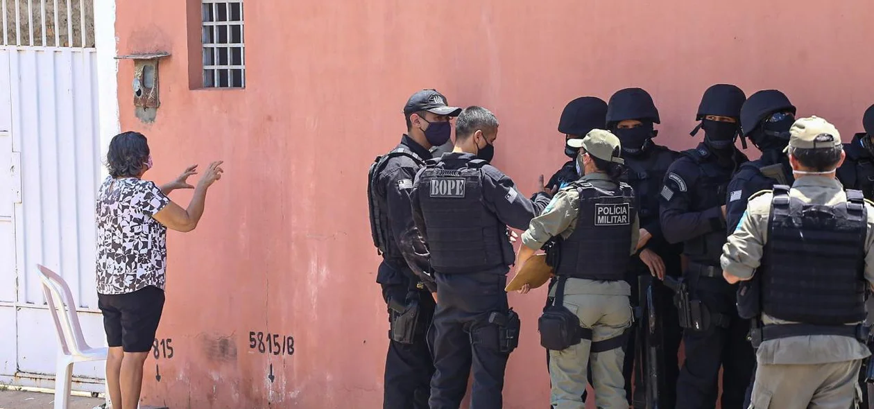 Mãe do homem tentando negociar com ele