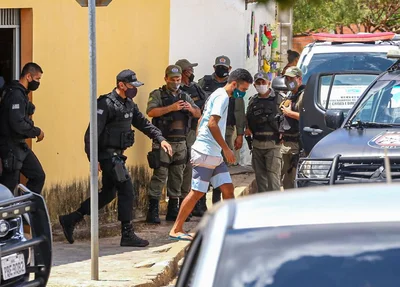 Pai da criança sendo retirado da casa pela polícia