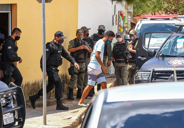 Pai da criança sendo retirado da casa pela polícia