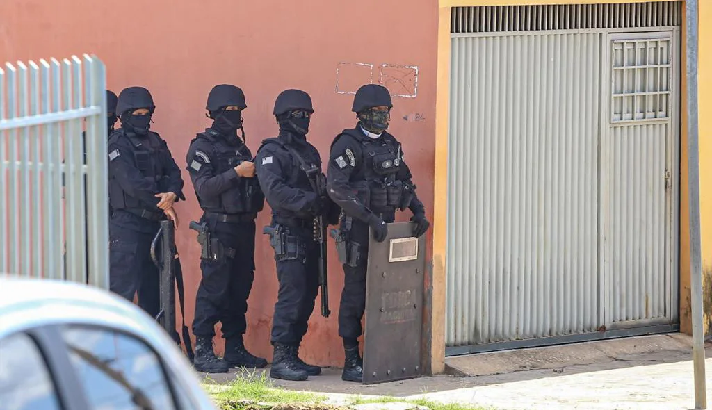 Policiais militares na casa onde a criança é feita refém