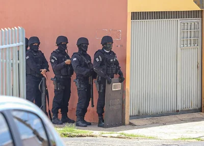 Policiais militares na casa onde a criança é feita refém