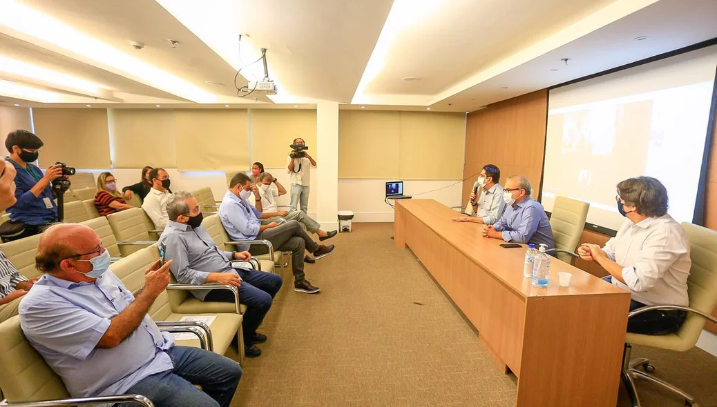 Políticos em reunião