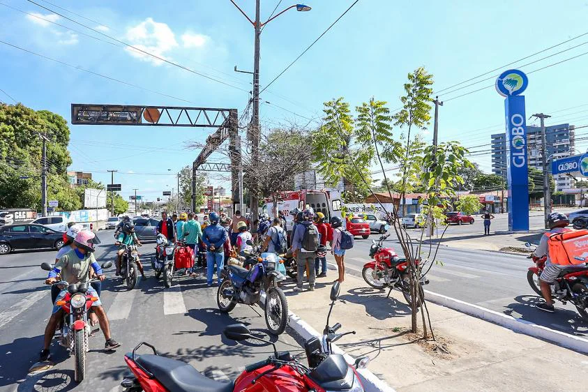 Acidente envolvendo um carro e uma moto na zona Leste de Teresina