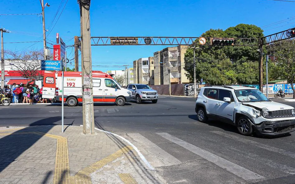 Acidente grave deixa um homem ferido na Avenida Presidente Kennedy em Teresina 