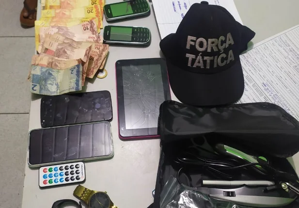 Objetos apreendidos na residência