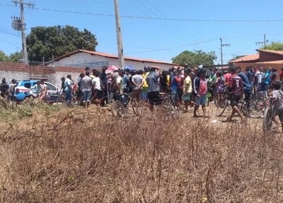 Populares se aglomeraram no local do homicídio no bairro Cidade Nova