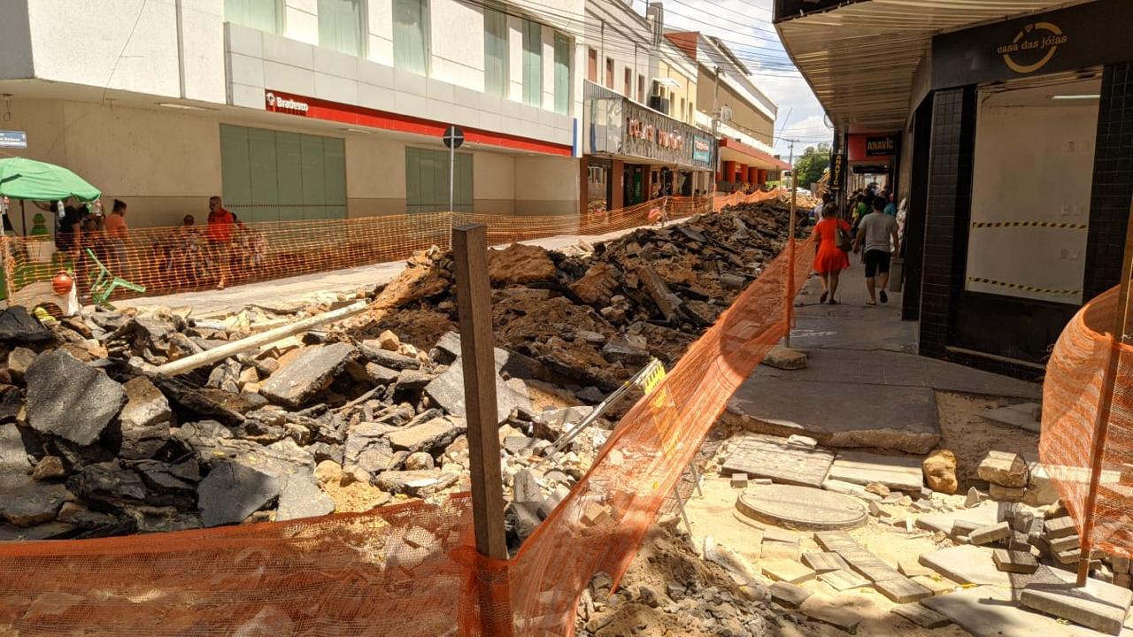 Trecho do cruzamento da Rua Álvaro Mendes com Rui Barbosa em obra
