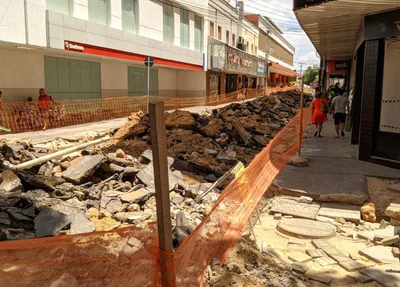 Trecho do cruzamento da Rua Álvaro Mendes com Rui Barbosa em obra