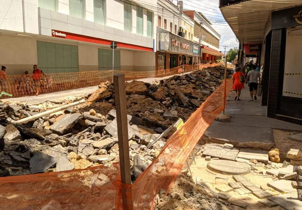 Trecho do cruzamento da Rua Álvaro Mendes com Rui Barbosa em obra